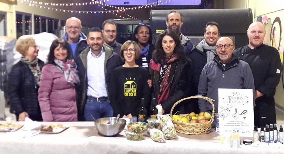 Un gruppo di produttori con Elena Castagnero (al centro) e il sindaco di Rosta